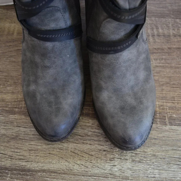 Heeled Shearling  Lined Boots - Picture 4 of 9